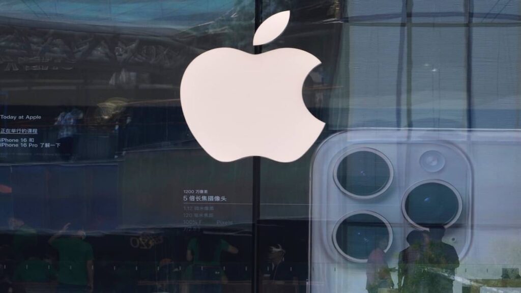 apple tim cook donald trump 1748001641064 16 9.webp