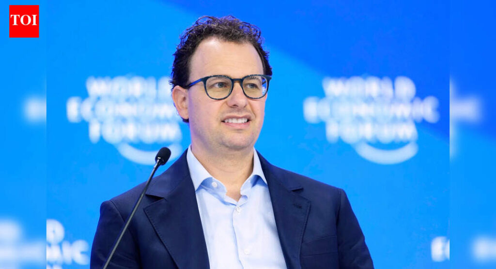 Comparative Analysis of AI Tools: FlowMind AI vs. Leading Competitors 2 1763597359 photo