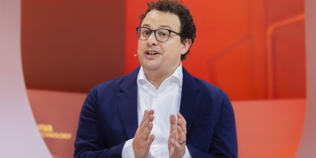 AI Tool Comparisons: Evaluating Automation Solutions for Business Efficiency 2 social