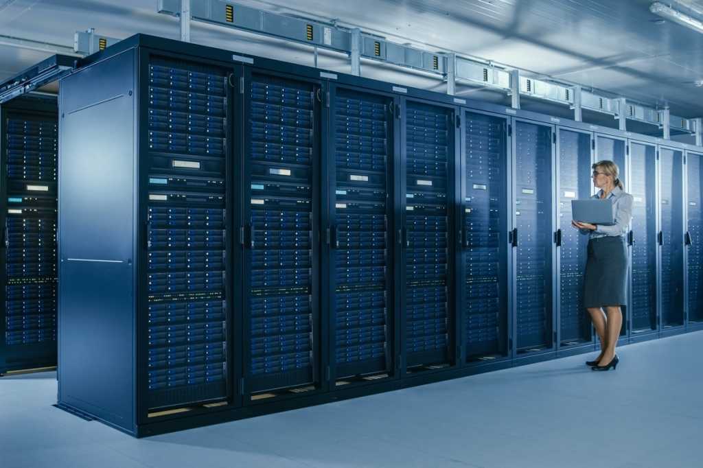 4085184 0 51528600 1762428854 data center mainframe woman it specialist shutterstock 1394035181 1009